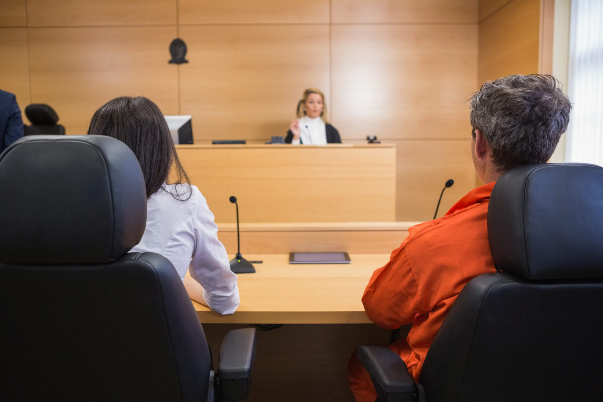 abogado y cliente en un juicio