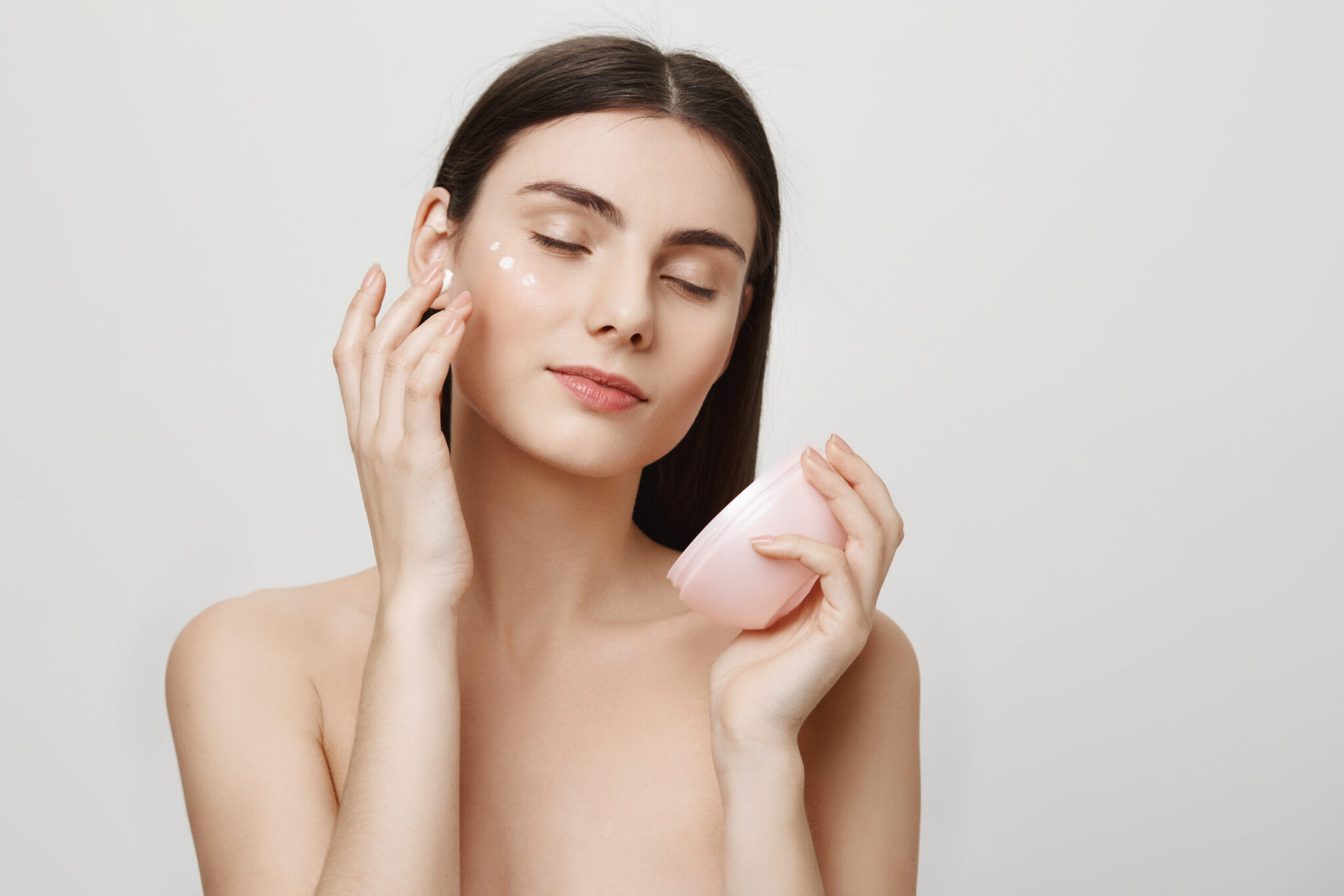 La protección solar y la celiaquía son malas para la piel: falsos mitos sobre el cuidado de la piel