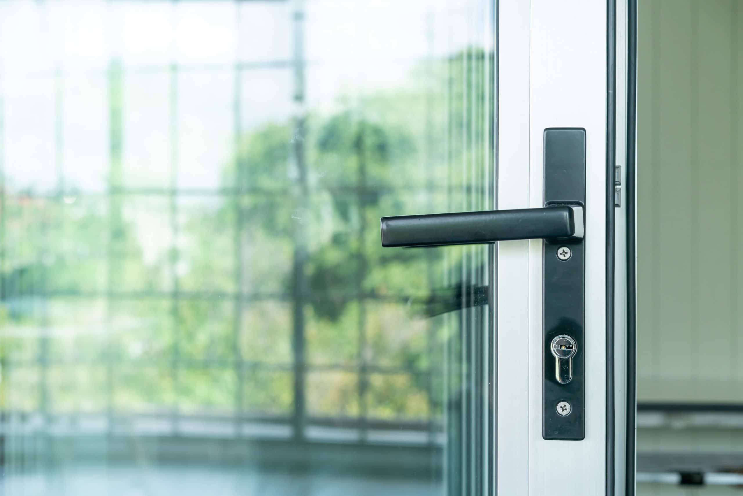 El mejor material para las puertas: ventajas y desventajas de las puertas de aluminio