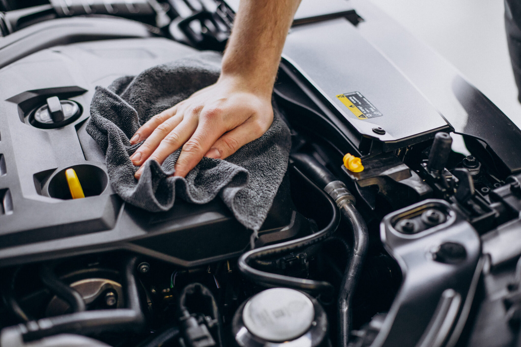 ¿Es aconsejable limpiar el motor del coche? ¿Cómo hacerlo?