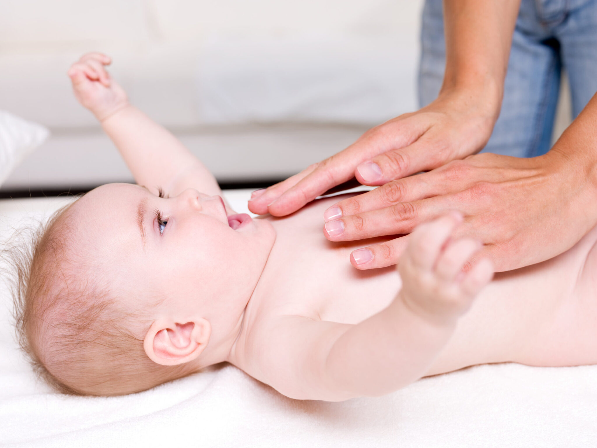 ¿Cómo calmar el llanto del bebé? Los masajes anti cólicos