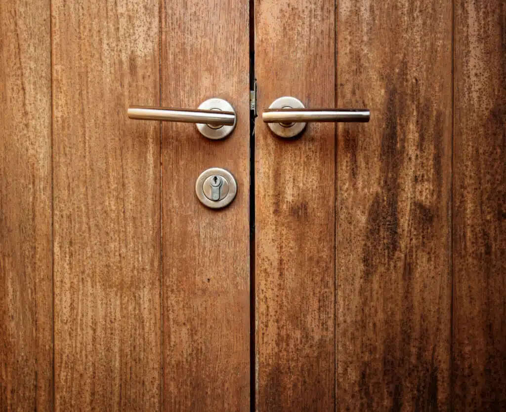 Consejos sobre el cuidado y mantenimiento de puertas de madera 