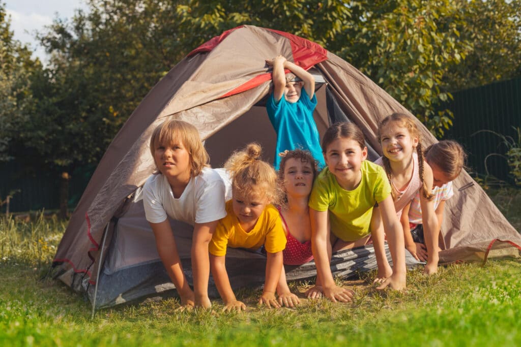 Beneficios de los campamentos para el desarrollo emocional de los niños: fomentando autoestima, habilidades sociales y valores