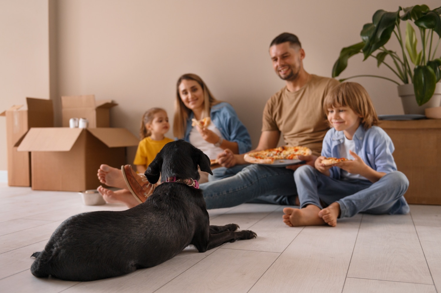 Este artículo proporciona una guía detallada para familias que se mudan con niños o mascotas, enfocándose en cómo preparar, organizar, y adaptar a todos los miembros de la familia para una transición segura y tranquila.