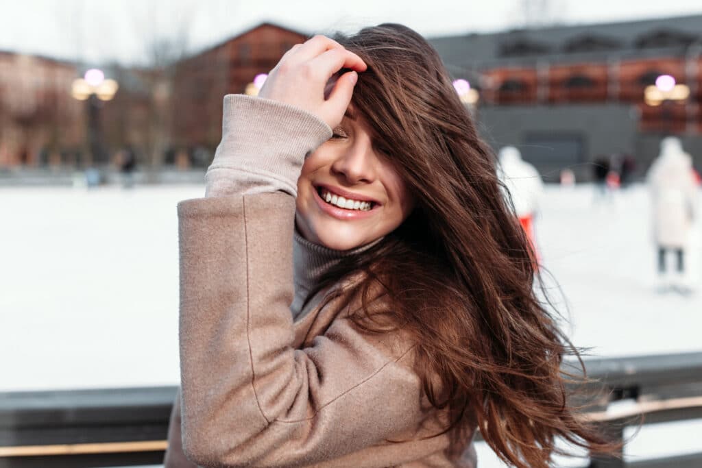 El cuidado capilar según la temporada: cómo proteger tu cabello en verano e invierno