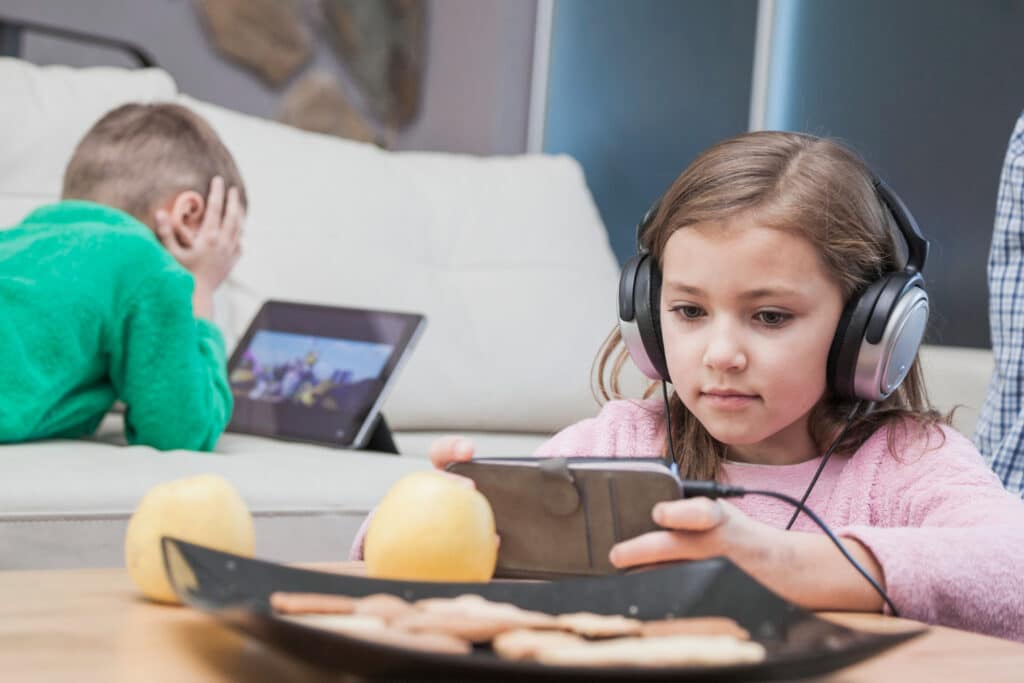 El impacto de la sobreexposición a la tecnología en el desarrollo infantil: Cómo equilibrar su uso con actividades sociales