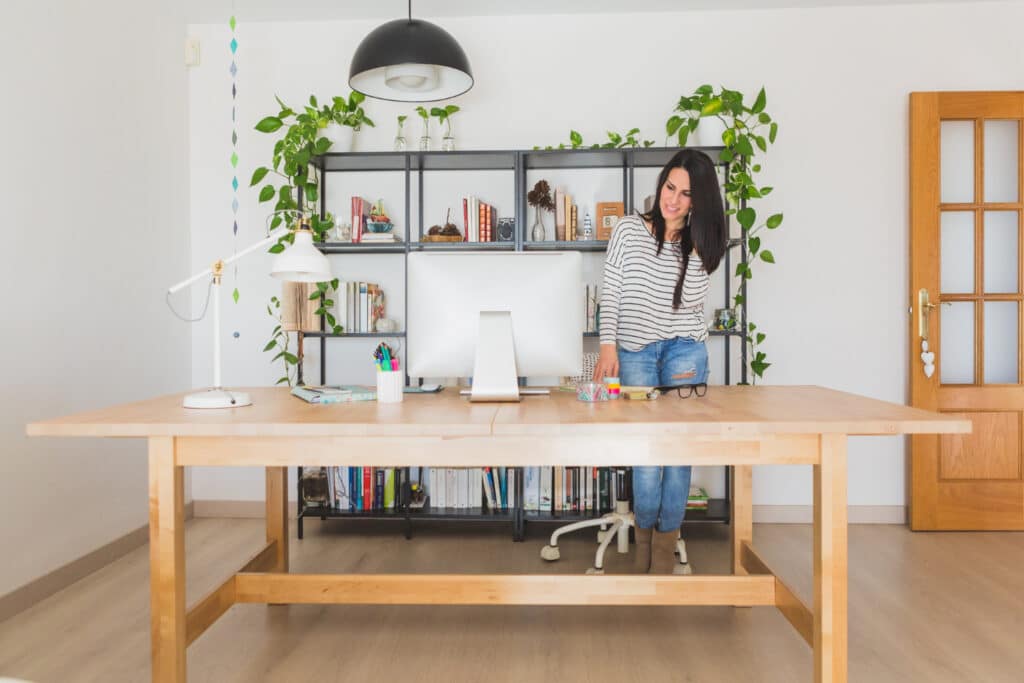 Cómo lograr una decoración funcional en oficinas en casa pequeñas: guía práctica de mobiliario y decoración