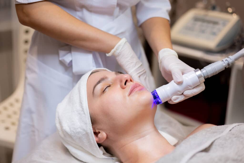 Radiofrecuencia facial: El secreto para una piel más firme y joven sin cirugía