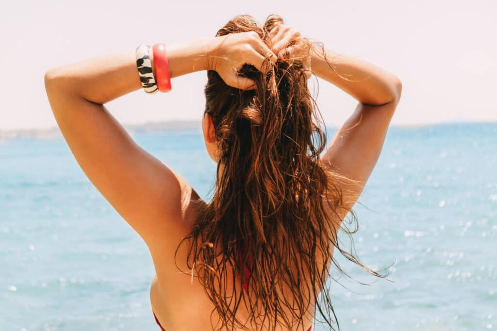 Cómo cuidar tu cabello en verano: guía para protegerlo del sol, el cloro y la sal