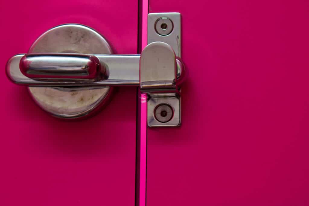 La seguridad del hogar empieza en la puerta: tecnología y accesorios que la refuerzan