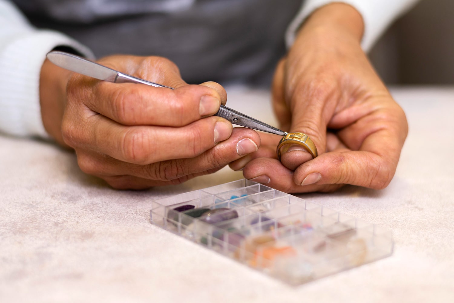 Joyas victorianas y vintage: historia, valor y reparación especializada