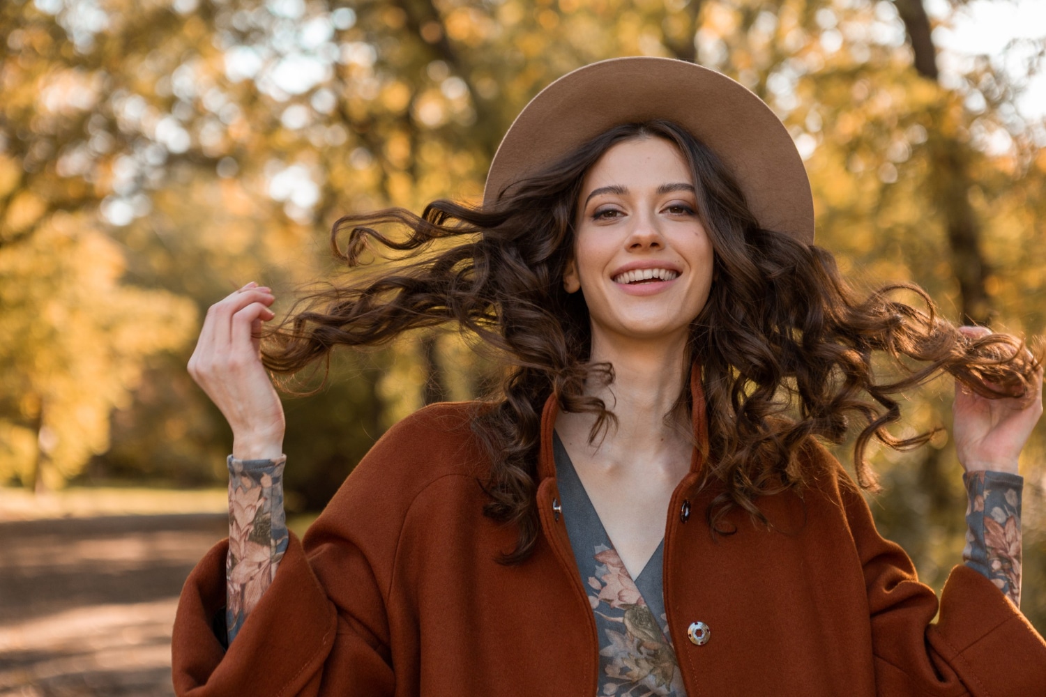 Colores y cuidados del cabello en otoño: cómo preparar tu melena para el frío