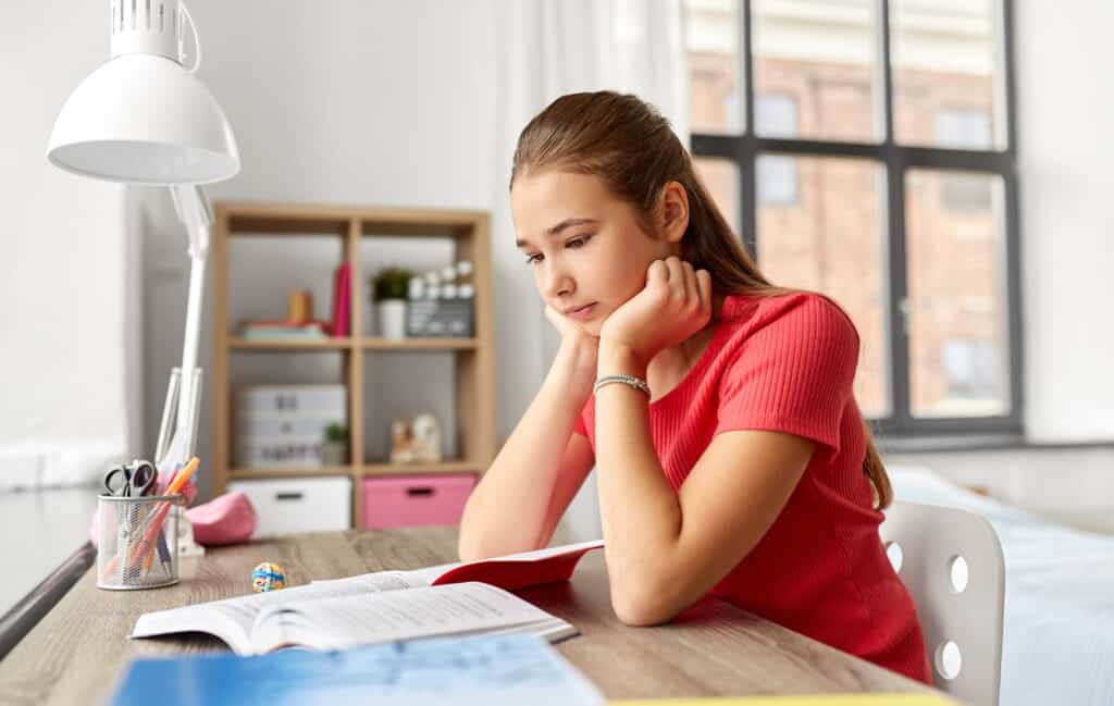 Adolescente estudiando relajado o concentrado