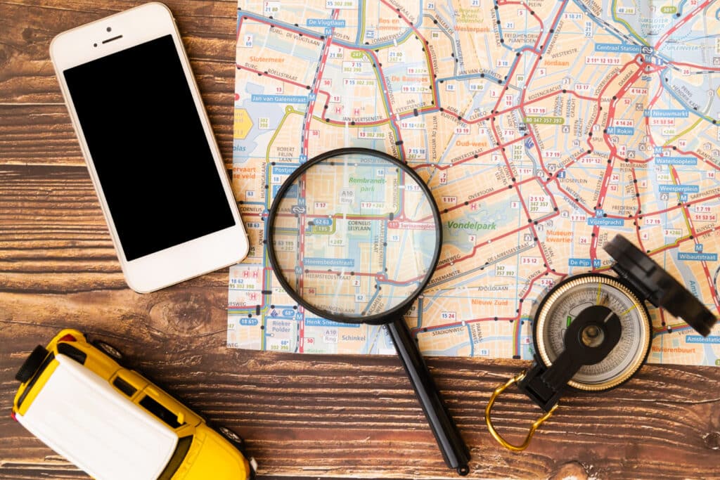 GPS bajo tu marca en España: guía para vender localización y rastreo a tus propios clientes