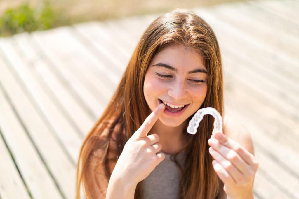 Qué es mejor, ortodoncia invisible o brackets: diferencias y cuál elegir