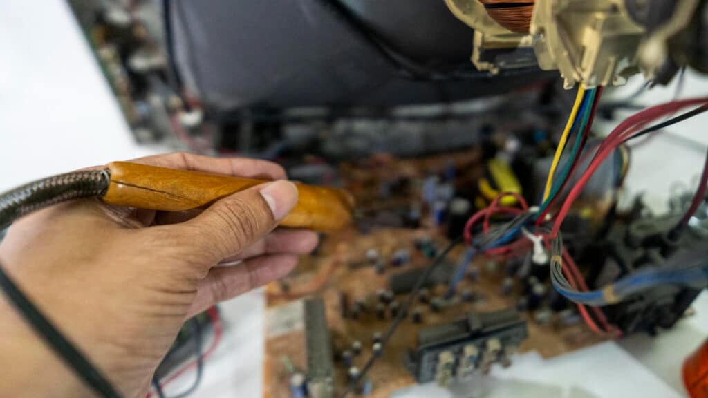 Señales de que tu coche necesita una revisión de electromecánica cuanto antes