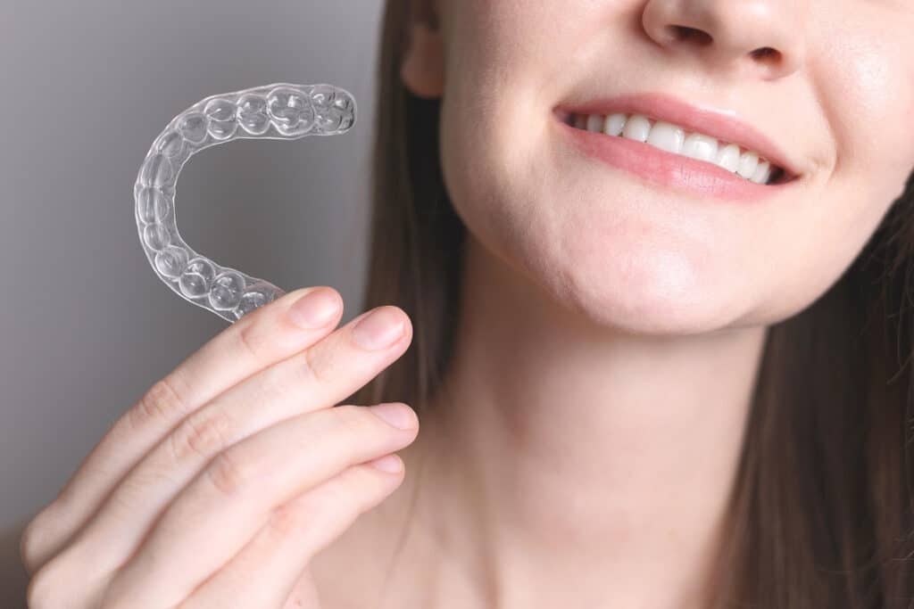 Cómo mantener una buena higiene bucodental con ortodoncia invisible