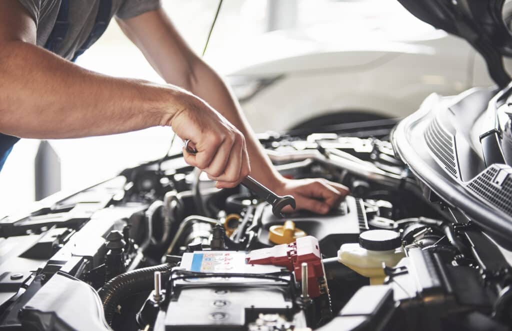 El mantenimiento del coche que nadie ve (pero que lo cambia todo)
