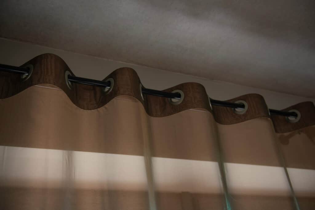 Cortinas o estores: qué elegir según cada estancia