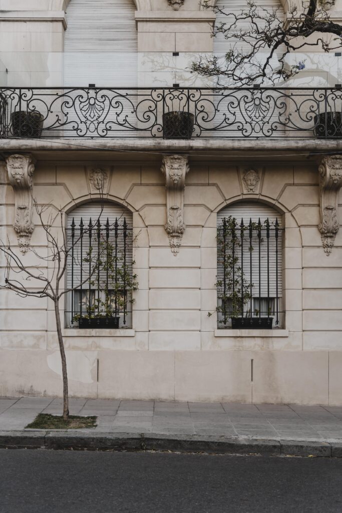 Cómo proteger una fachada antigua sin perder su estilo