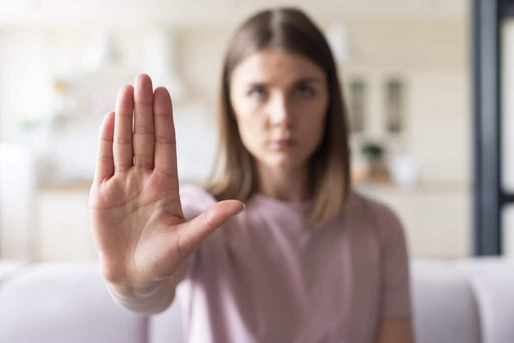 Hablar de violencia de género no siempre es fácil, entre otras cosas porque muchas personas la asocian únicamente a las agresiones físicas. Sin embargo, puede adoptar formas muy distintas y no todas dejan señales visibles. Algunas se detectan en una denuncia, otras aparecen durante un procedimiento de familia y otras se mantienen durante años en silencio.

Conocer los tipos de violencia de género ayuda a identificar situaciones de riesgo, pedir ayuda a tiempo y entender qué puede hacer un despacho de abogados ante cada caso.

Violencia física

Es la forma más reconocible. Incluye golpes, empujones, lesiones, agresiones con objetos o cualquier conducta que cause daño corporal o ponga en peligro la integridad de la mujer.

En muchos procedimientos aparece acompañada de partes médicos, testigos, fotografías o informes policiales. Aun así, no siempre es fácil denunciar. El miedo, la dependencia económica, la existencia de hijos menores o la presión del entorno pueden retrasar la decisión de pedir ayuda.

Violencia psicológica

La violencia psicológica puede ser más difícil de identificar, pero sus consecuencias son profundas. Se produce cuando existe un patrón de humillaciones, amenazas, insultos, control, chantaje emocional, aislamiento o manipulación.

No siempre empieza de forma brusca. A veces se presenta como celos, preocupación excesiva o comentarios que parecen aislados. Con el tiempo, la víctima puede sentirse culpable, insegura, vigilada o incapaz de tomar decisiones sin miedo a la reacción de su pareja o expareja.

En un procedimiento judicial, esta violencia puede acreditarse con mensajes, audios, testigos, informes psicológicos o denuncias anteriores.

Violencia sexual

La violencia sexual dentro de la pareja o expareja también es violencia de género. El hecho de que haya existido una relación sentimental no elimina la necesidad de consentimiento.

Puede incluir relaciones sexuales forzadas, presiones, amenazas, imposición de prácticas no deseadas o cualquier conducta que vulnere la libertad sexual de la mujer. En muchas ocasiones cuesta verbalizar este tipo de violencia porque se ha normalizado dentro de la relación o porque la víctima siente vergüenza, miedo o culpa.

Desde el punto de vista legal, estos hechos deben tratarse con especial cuidado, protegiendo la intimidad de la persona afectada y preparando bien la estrategia jurídica.

Violencia económica

La violencia económica aparece cuando el agresor controla el dinero, impide trabajar, limita el acceso a cuentas bancarias, oculta ingresos, genera deudas o utiliza los recursos económicos como forma de presión.

En separaciones y divorcios puede manifestarse mediante el impago de pensiones, la ocultación de patrimonio o la negativa a asumir gastos necesarios de los hijos. No siempre se percibe como violencia al principio, pero puede dejar a la víctima en una situación de dependencia grave.

En estos casos, el asesoramiento legal es clave para reclamar medidas económicas, pensiones, uso de vivienda familiar, liquidación de bienes o actuaciones necesarias para proteger sus derechos.

Violencia vicaria

La violencia vicaria se produce cuando el agresor utiliza a los hijos o a personas cercanas para causar daño a la mujer. Puede darse mediante amenazas relacionadas con los menores, manipulación, incumplimiento del régimen de visitas o conductas destinadas a mantener el control tras la ruptura.

Es una forma especialmente grave porque afecta también al bienestar de los menores. El procedimiento puede requerir medidas urgentes, modificación de custodia, suspensión o limitación del régimen de visitas, intervención de equipos psicosociales o medidas de protección específicas.

Cuando hay menores implicados, conviene no esperar a que la situación empeore. La prevención y la documentación de los hechos son fundamentales.

Violencia digital

La violencia de género también puede producirse a través de medios digitales. Hablamos de control del móvil, acceso a contraseñas, vigilancia de redes sociales, amenazas por mensajes, difusión de imágenes íntimas, geolocalización sin consentimiento o acoso constante mediante llamadas y aplicaciones.

Muchas pruebas digitales son útiles en un procedimiento, pero es importante conservarlas correctamente. Borrar conversaciones, responder impulsivamente o manipular capturas puede dificultar la defensa posterior.

Lo recomendable es guardar mensajes, fechas, perfiles, correos, audios o cualquier elemento que permita acreditar el acoso o el control.

Violencia social y ambiental

A veces la violencia no se dirige solo contra la mujer de forma directa, sino contra su entorno. El agresor puede aislarla de su familia, impedirle ver amistades, crear conflictos con personas cercanas, romper objetos, dañar pertenencias o generar miedo dentro del hogar.

Estas conductas buscan reducir la autonomía de la víctima y hacerle sentir que no tiene apoyo. Aunque puedan parecer episodios secundarios, ayudan a entender el contexto completo de la relación y pueden ser relevantes dentro de una denuncia.

Por qué es importante identificar el tipo de violencia

No todas las situaciones se abordan igual. Una agresión física reciente, una amenaza, un caso de control económico o una situación de acoso digital requieren estrategias distintas. Por eso, antes de iniciar cualquier actuación, es necesario estudiar qué ha ocurrido, qué pruebas existen, si hay menores, si conviene solicitar medidas urgentes y qué riesgos pueden aparecer.

Un abogado especializado puede orientar sobre la denuncia, la orden de protección, las medidas civiles, la custodia, el uso de la vivienda, las pensiones o la defensa en el procedimiento penal.

Reconocer la violencia de género en sus distintas formas no es exagerar. Es poner nombre a una situación que puede tener consecuencias legales, personales y familiares importantes, y permite dar el primer paso con más seguridad, información y acompañamiento profesional.